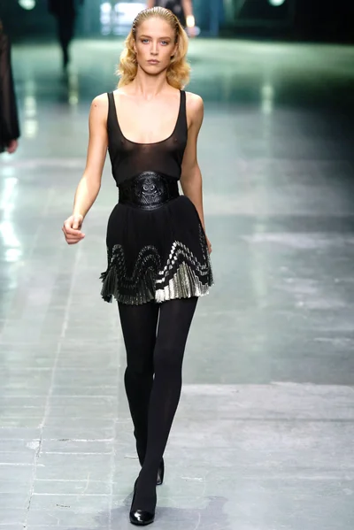 Look 16